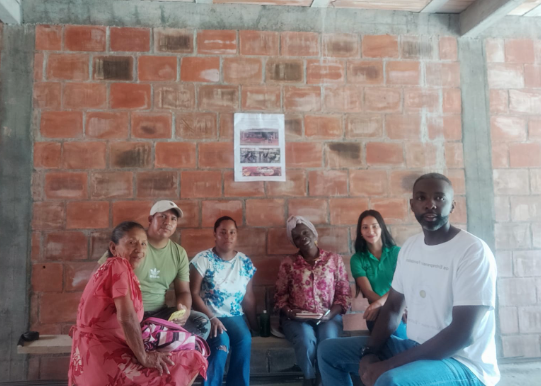 Cultivos de plátano y musáceas con campesinos
